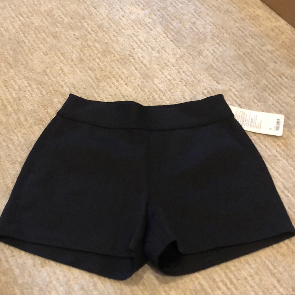 Lululemon shapes short black size 10